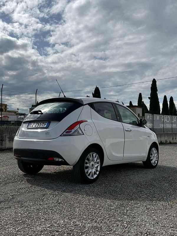 Usata Lancia Ypsilon Silver 69 CV (50 kW) 2013 Bianco Utilitaria