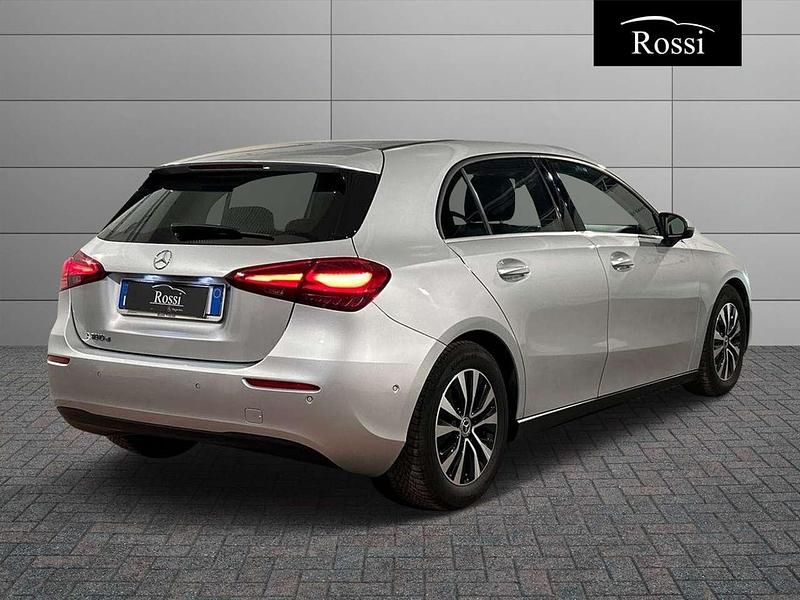 Usata Mercedes A180 Advanced 116 CV (85 kW) 2023 Argento iridio Berlina