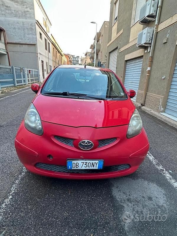 Rosso Usata 2006 Toyota Aygo Due volumi | 1600 € (Buon prezzo) - Immagine 1/4