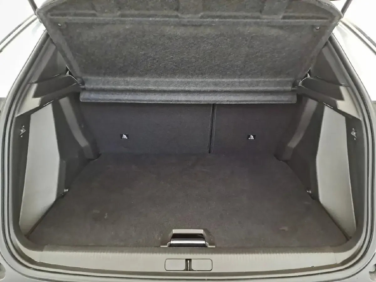 Usata Peugeot e-2008 Allure 100 kW (136 CV) 2021 Bianco SUV