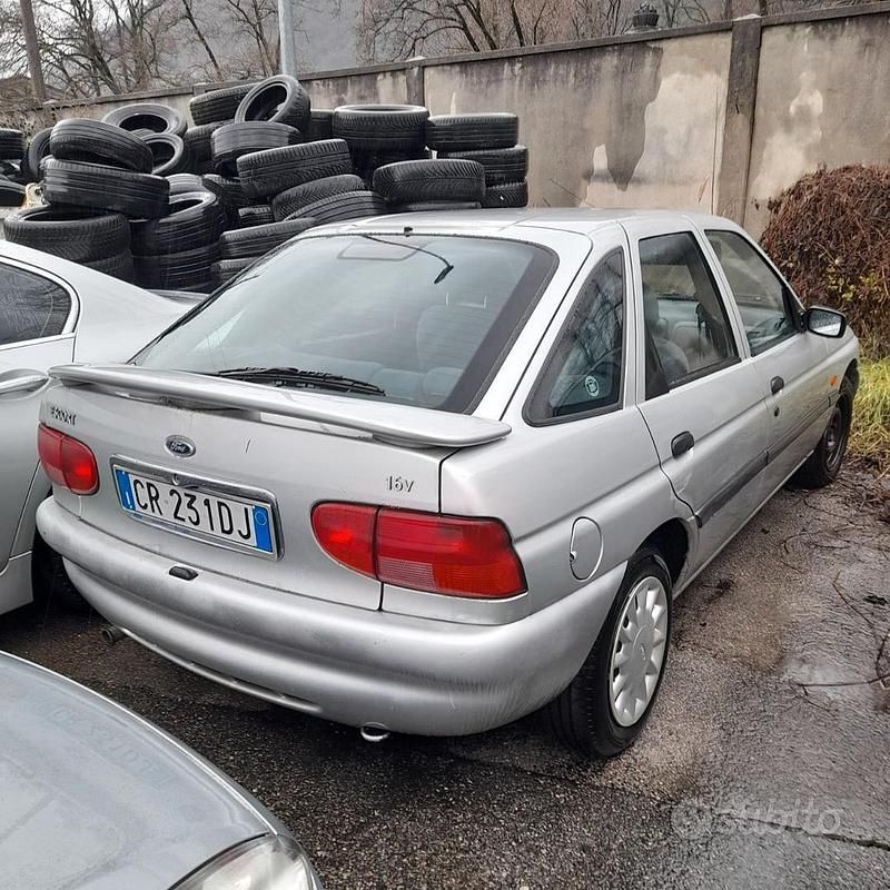 Usata Ford Escort 88 CV (64 kW) 1998 Grigio Berlina