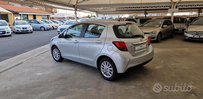 Usata Toyota Yaris Lounge 90 CV (66 kW) 2015 Grigio Utilitaria