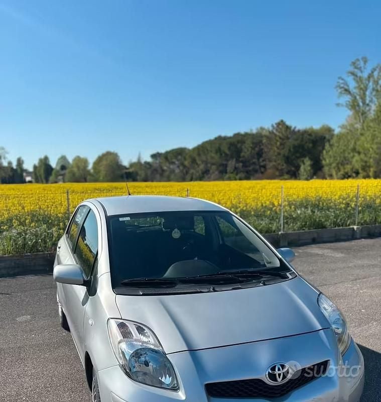 Usata Toyota Yaris Sol 69 CV (50 kW) 2009 Grigio Utilitaria