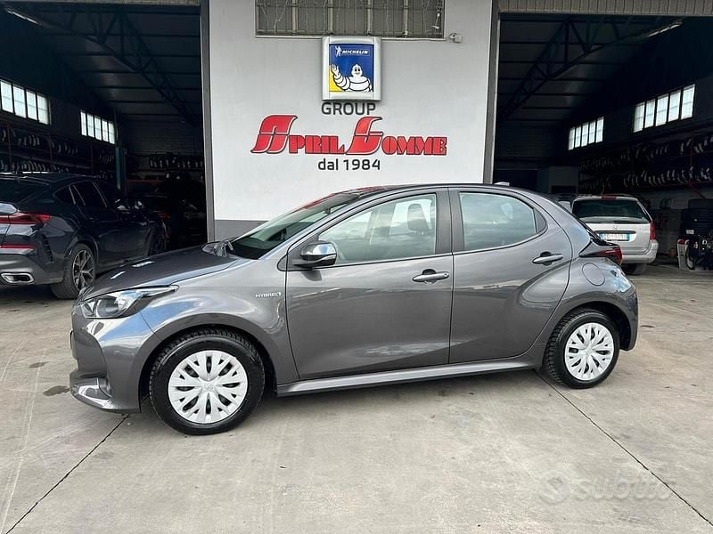Usata Toyota Yaris Hybrid Business Edition 92 CV (67 kW) 2021 Grigio Berlina
