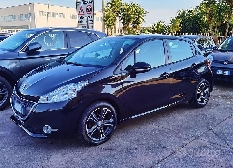 Usata Peugeot 208 Active 68 CV (50 kW) 2015 Nero Utilitaria