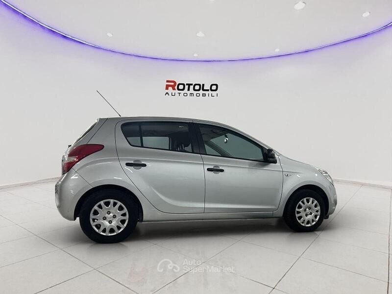 Usata Hyundai i20 Comfort 77 CV (56 kW) 2009 Gray Utilitaria
