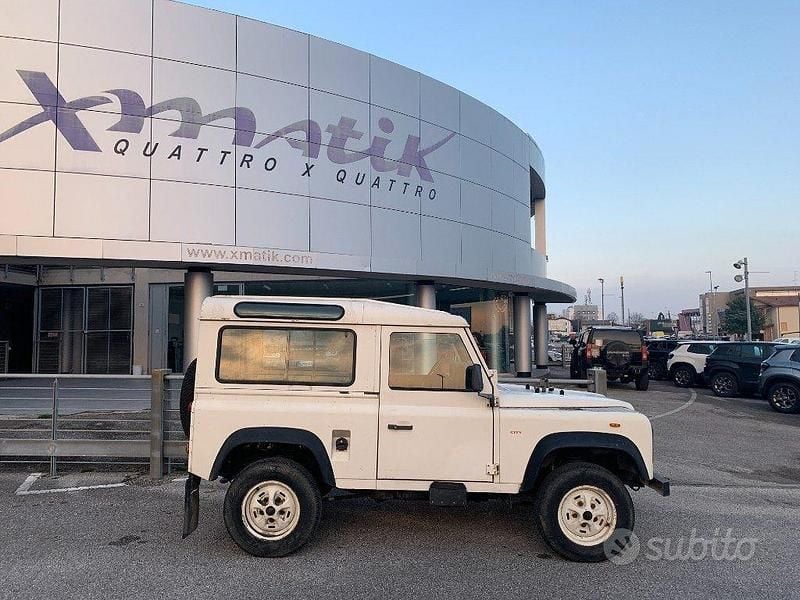 Usata Land Rover Defender 122 CV (89 kW) 1987 Bianco pastello Station wagon