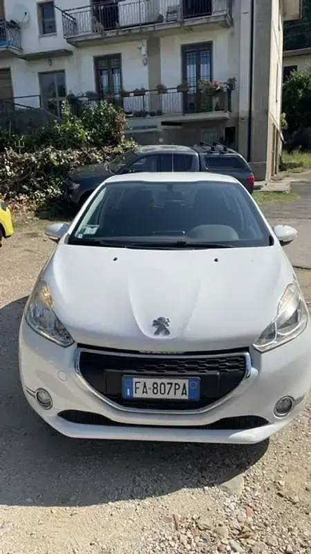 Usata Peugeot 208 Active 68 CV (50 kW) 2015 Bianco Utilitaria
