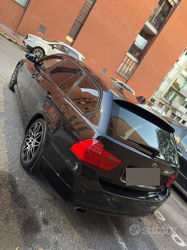 Begagnad BMW 318 143 HK (105 kW) 2008 Svart Kombi