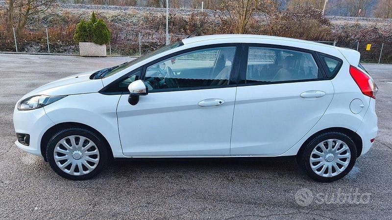 Usata Ford Fiesta 75 CV (55 kW) 2015 Bianco Utilitaria