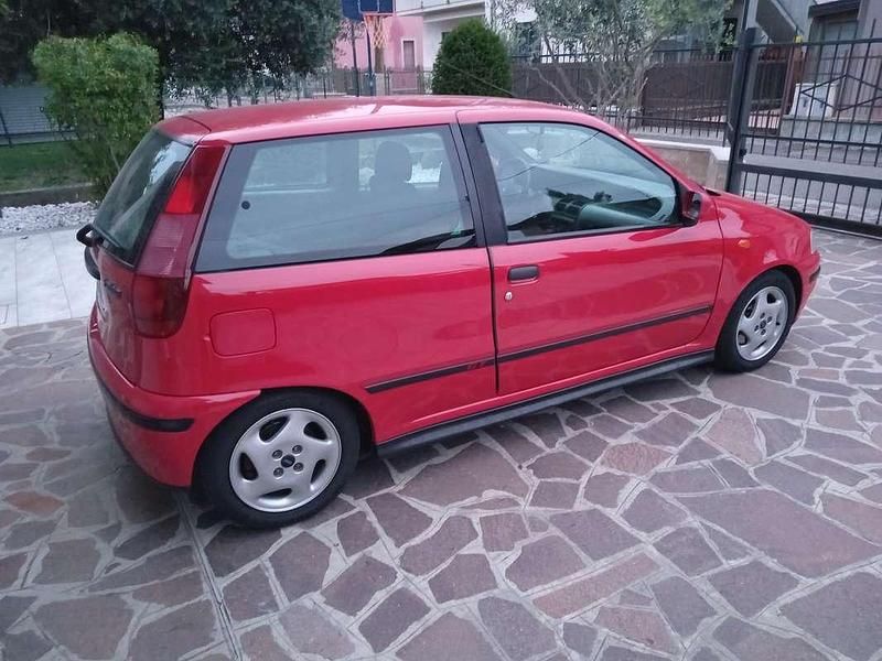 Usata Fiat Punto 133 CV (97 kW) 1994 Rosso Berlina