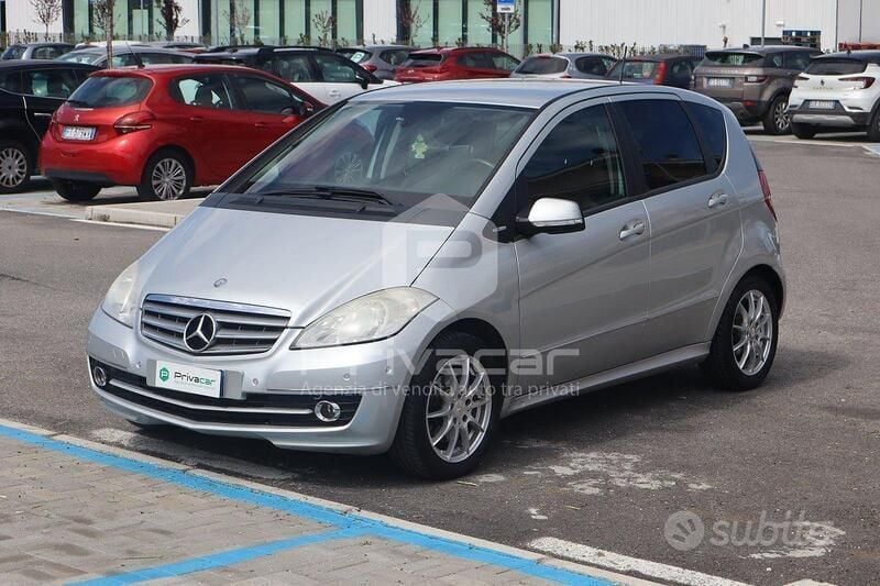 Grigio Usata 2009 Mercedes A200 Avantgarde Due volumi | 5200 € (Buon prezzo) - Immagine 1/4