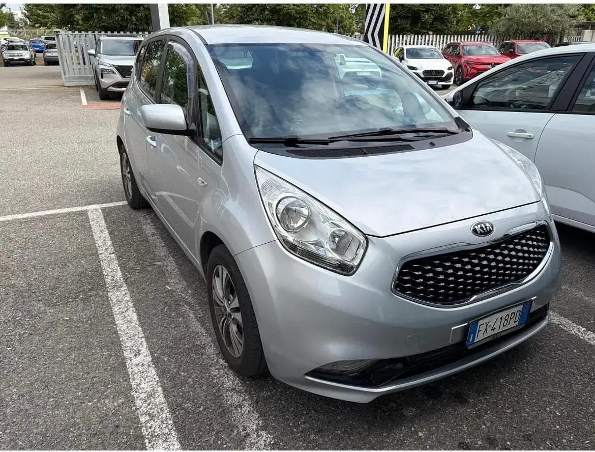 Usata Kia Venga 90 CV (66 kW) 2019 Argento Utilitaria