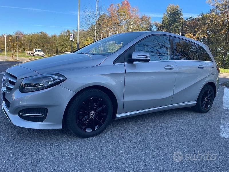 Usata Mercedes B180 109 CV (80 kW) 2018 Grigio Monovolume