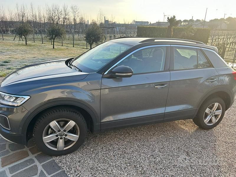 Usata VW T-Roc Life 150 CV (110 kW) 2024 Grigio SUV
