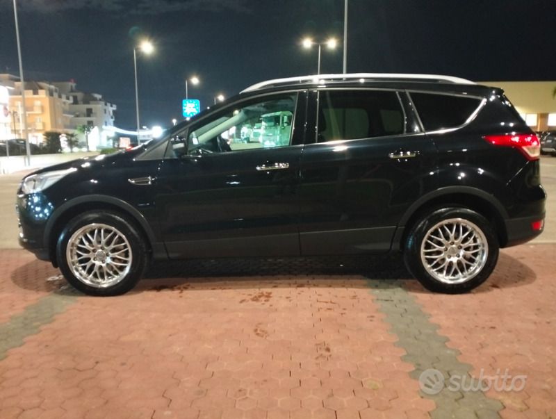 Usata Ford Kuga 150 CV (110 kW) 2015 Nero SUV
