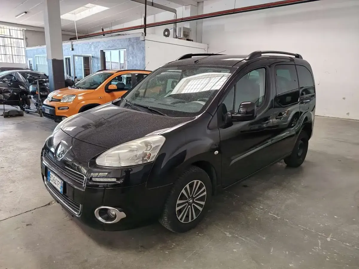Usata Peugeot Partner Tepee Premium 109 CV (80 kW) 2013 Nero Monovolume