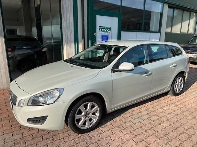 Usata Volvo V60 Momentum 114 CV (83 kW) 2012 Grigio Station wagon