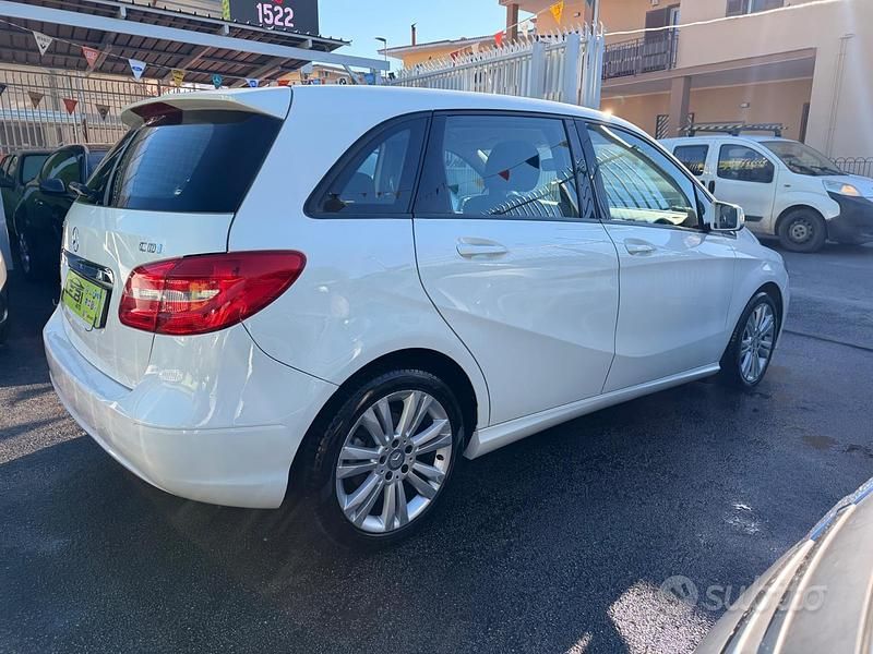 Usata Mercedes B180 Premium 108 CV (79 kW) 2013 Bianco Monovolume