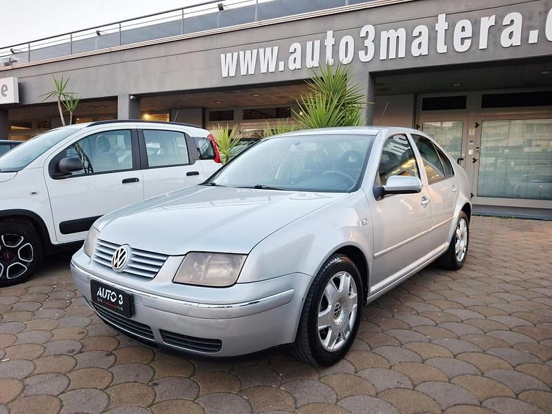 Usado VW Bora 130 CV (95 kW) 2003 Plateado Berlina