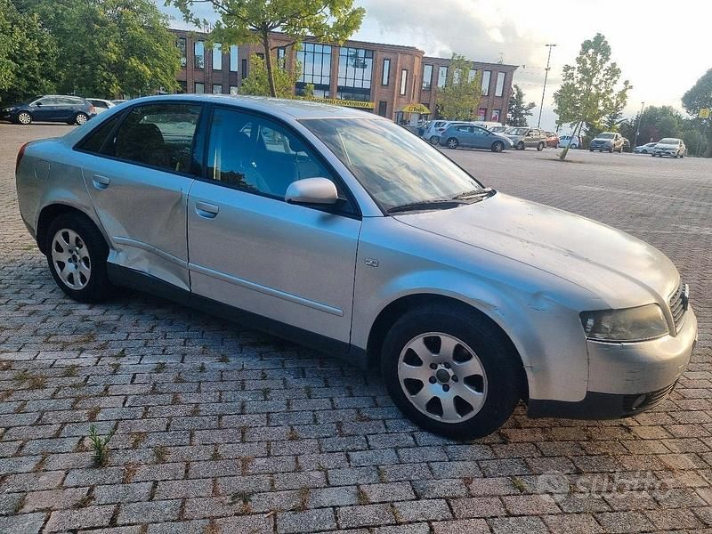 Begagnad Audi A4 130 HK (95 kW) 2001 Grå Sedan