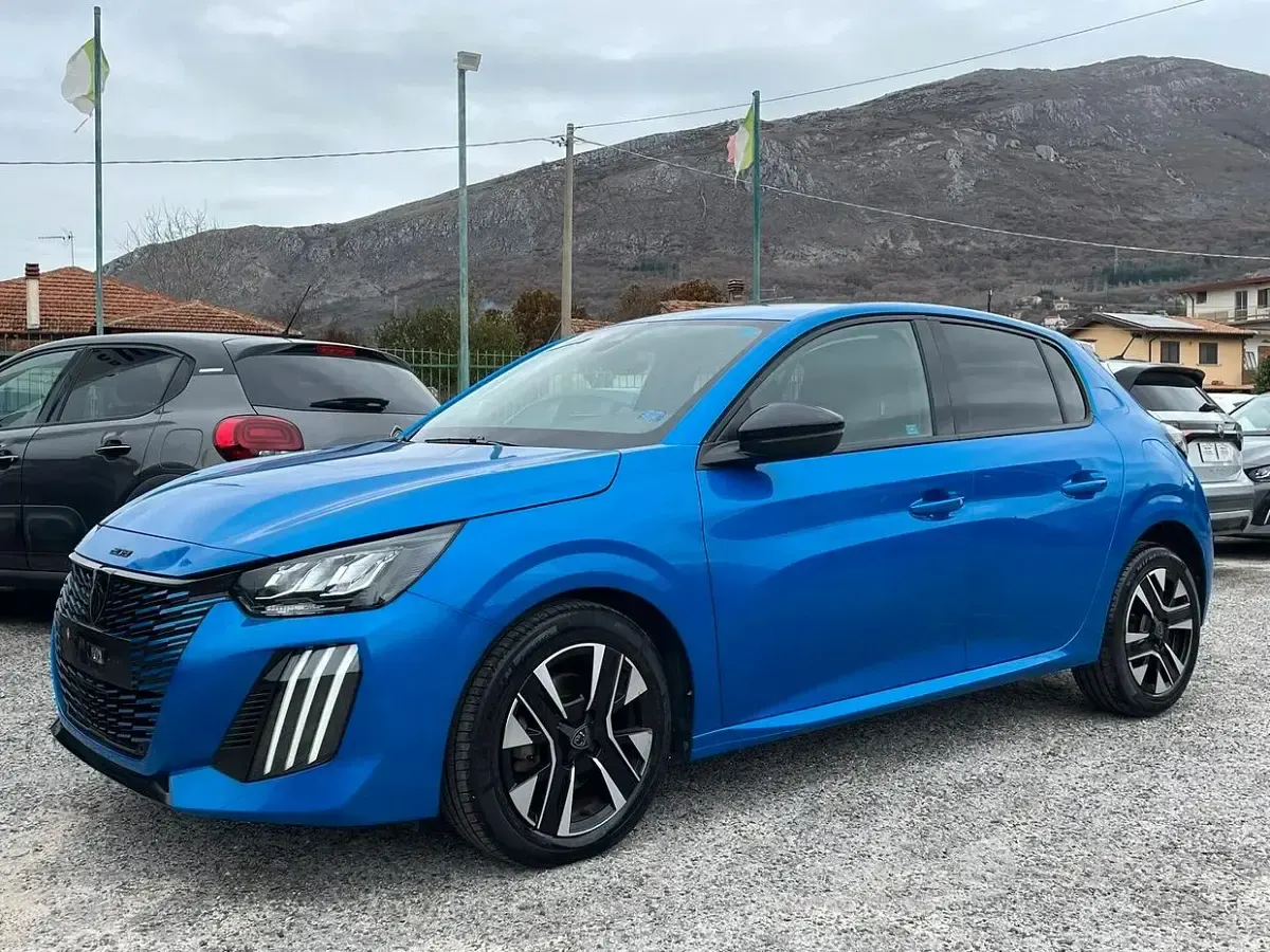 Usata Peugeot 208 Allure 101 CV (74 kW) 2024 Blu Utilitaria