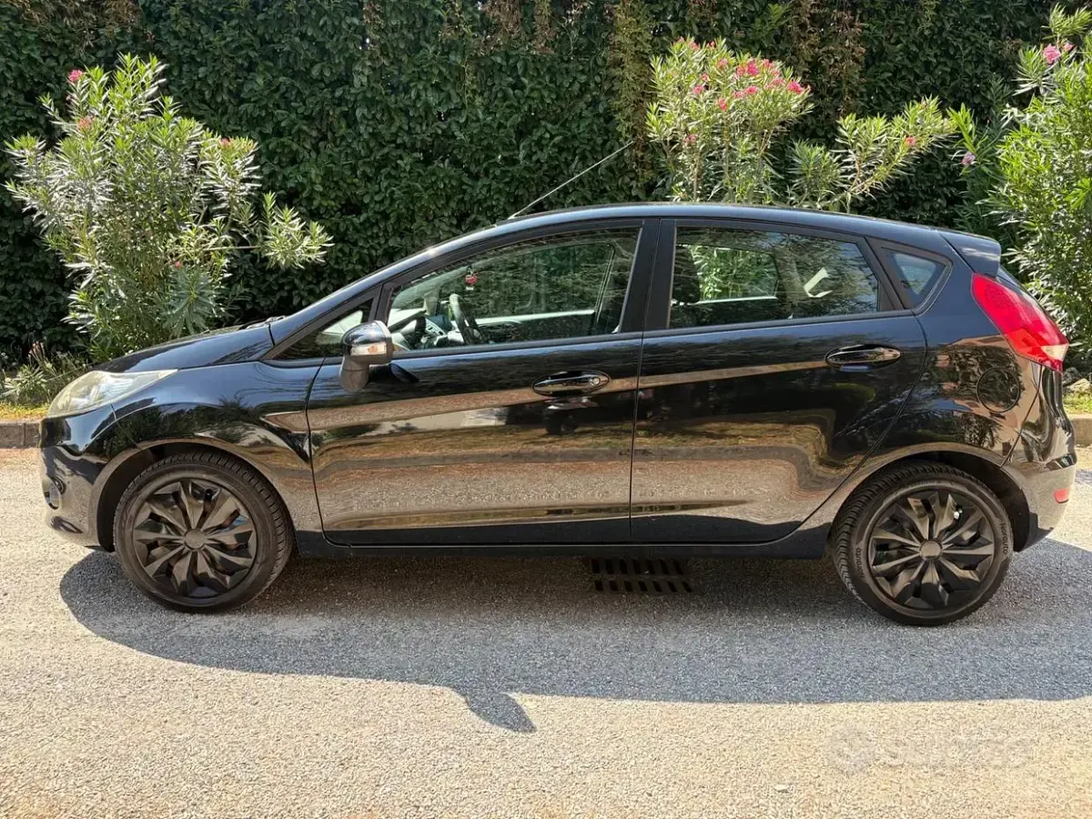Usata Ford Fiesta 82 CV (60 kW) 2010 Nero Berlina