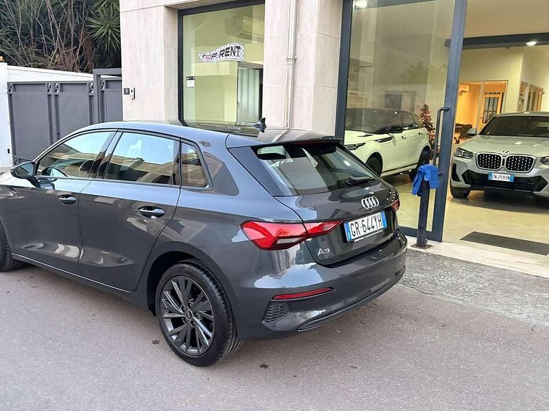 Begagnad Audi A3 Advanced 116 HK (85 kW) 2023 Grå Sedan