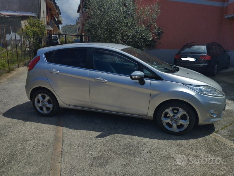 Usata Ford Fiesta Titanium 82 CV (60 kW) 2010 Grigio Utilitaria