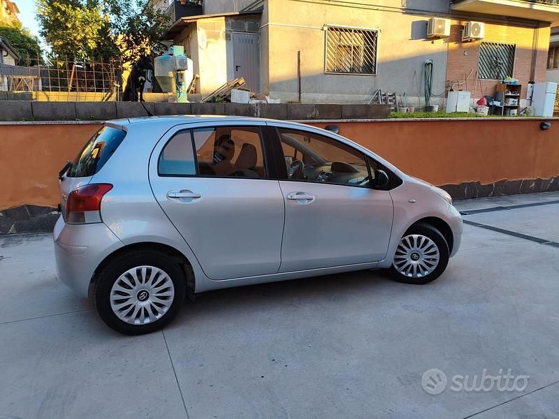Usata Toyota Yaris Sol 101 CV (74 kW) 2009 Grigio Utilitaria