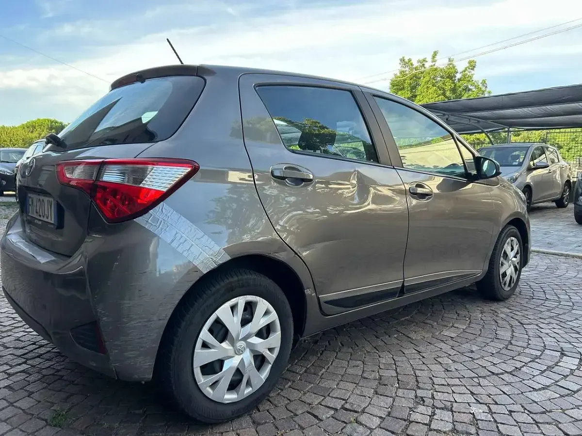 Usata Toyota Yaris Active 69 CV (50 kW) 2017 Grigio Berlina