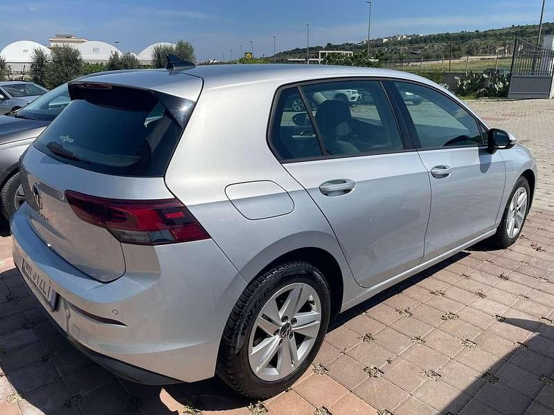 Usata VW Golf VIII Life 116 CV (85 kW) 2021 Argento Berlina