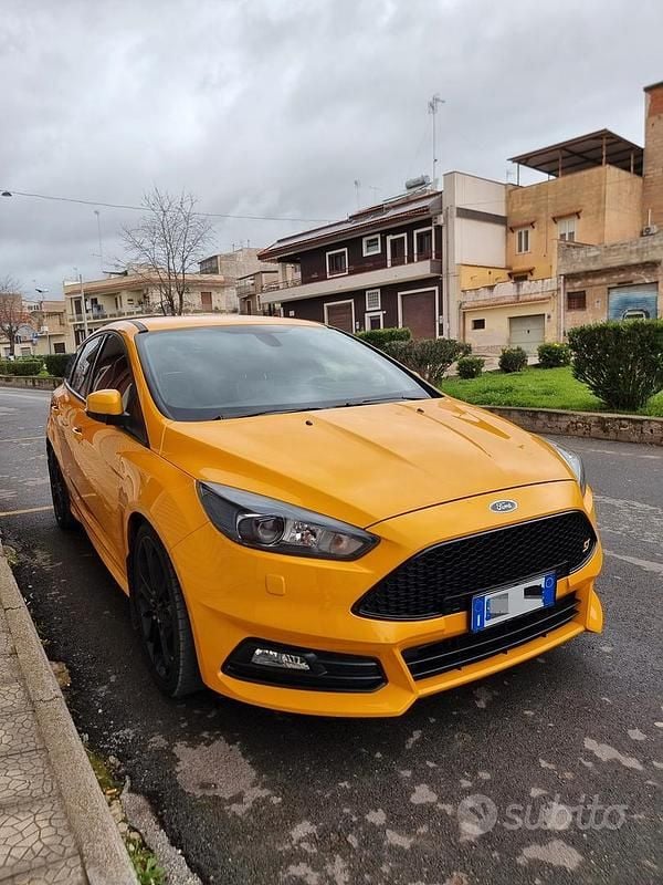 Usata Ford Focus ST 250 CV (183 kW) 2017 Giallo Berlina