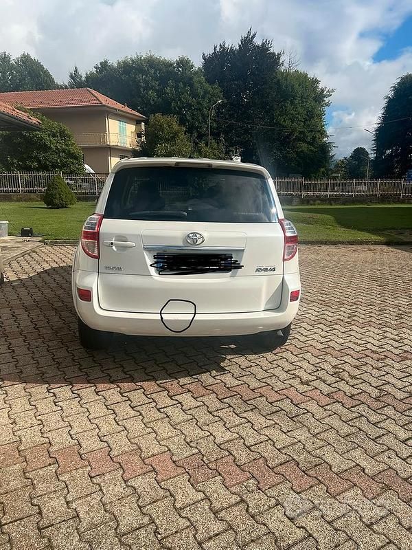 Usata Toyota RAV4 150 CV (110 kW) 2010 Bianco Berlina