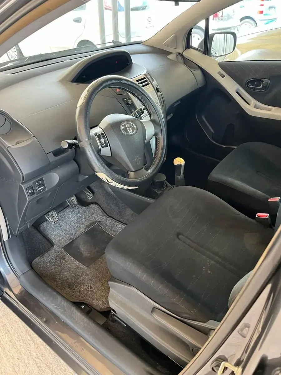 Usata Toyota Yaris 69 CV (50 kW) 2010 Grigio Utilitaria