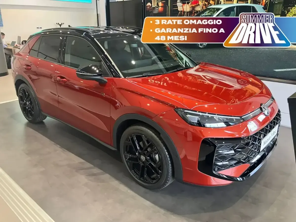 Nuova VW T-Roc R-line 150 CV (110 kW) 2026 Flame red metallizzato nero SUV