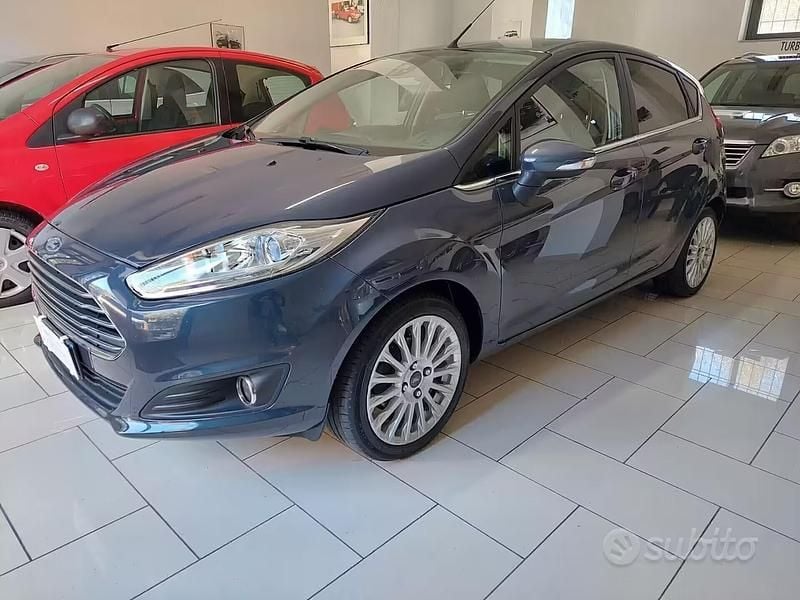 Gebraucht Ford Fiesta Titanium 95 PS (69 kW) 2015 Blau Limousine