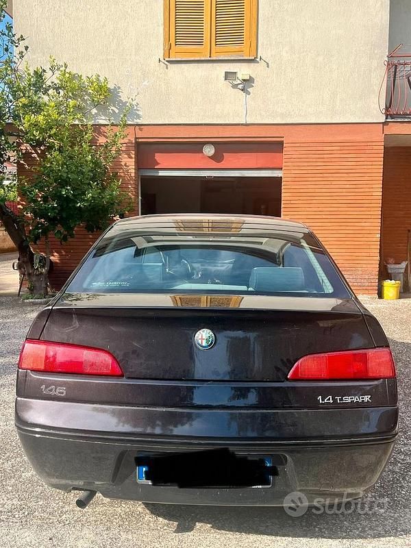 Usata Alfa Romeo 146 103 CV (75 kW) 2001 Nero Utilitaria