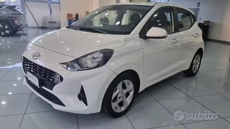 Usata Hyundai i10 67 CV (49 kW) 2023 Bianco Utilitaria