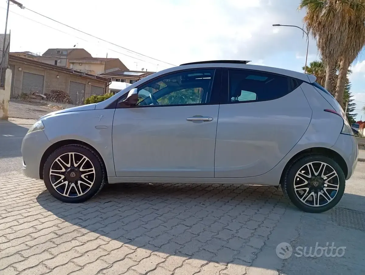 Usata Lancia Ypsilon Platinum 69 CV (50 kW) 2016 Grigio Utilitaria