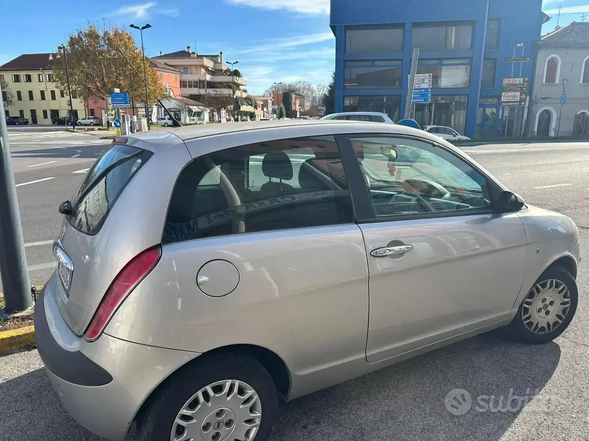 Usata Lancia Ypsilon 60 CV (44 kW) 2004 Grigio Utilitaria