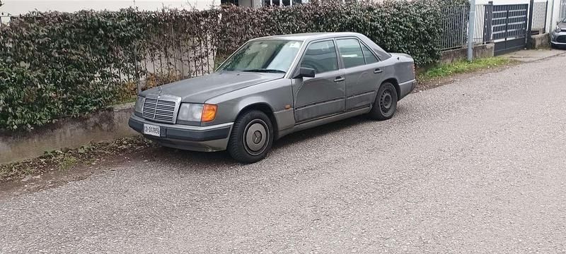Usata Mercedes 200 122 CV (89 kW) 1993 Bronzo Berlina
