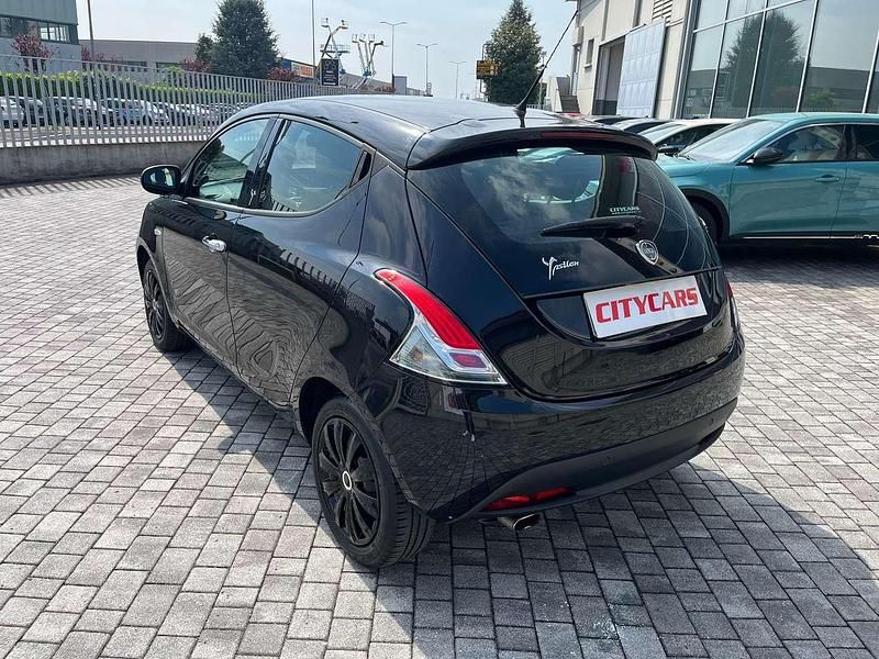 Usata Lancia Ypsilon 69 CV (50 kW) 2013 Nero Utilitaria