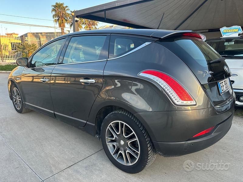 Usata Lancia Delta 120 CV (88 kW) 2011 Grigio Utilitaria