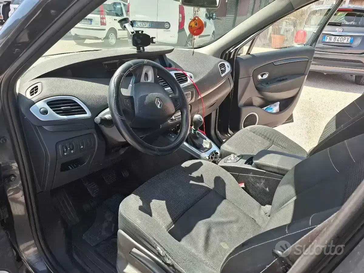 Usata Renault Scénic III 110 CV (80 kW) 2011 Grigio Monovolume