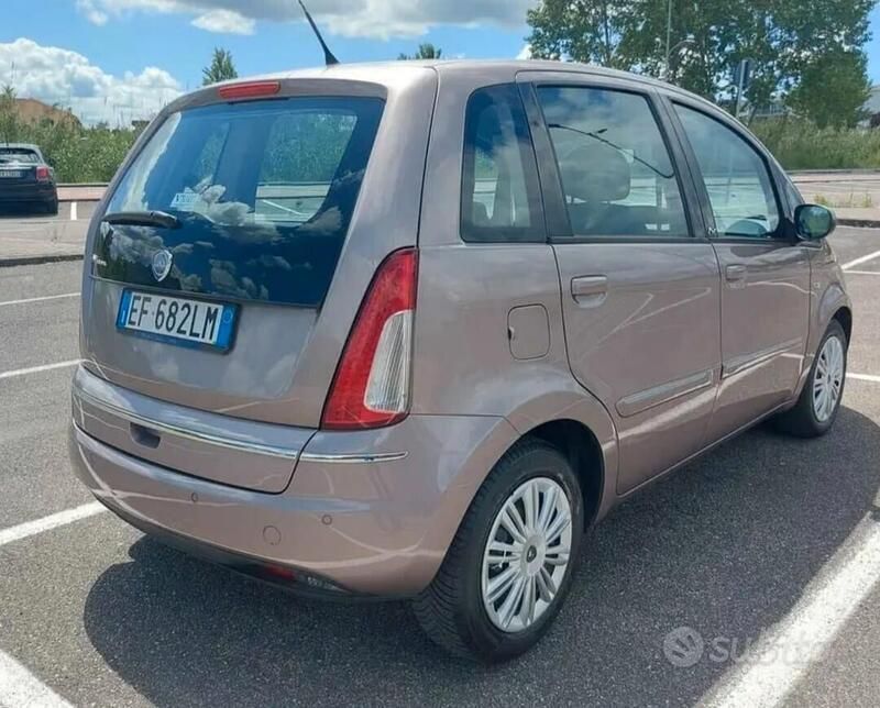 Usata Lancia Musa Gold 95 CV (69 kW) 2011 Beige Monovolume