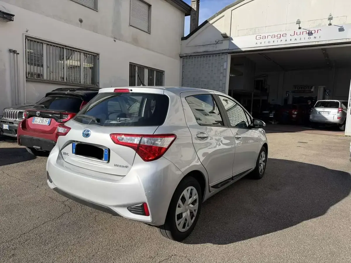 Usata Toyota Yaris Hybrid Active 73 CV (53 kW) 2019 Argento Berlina