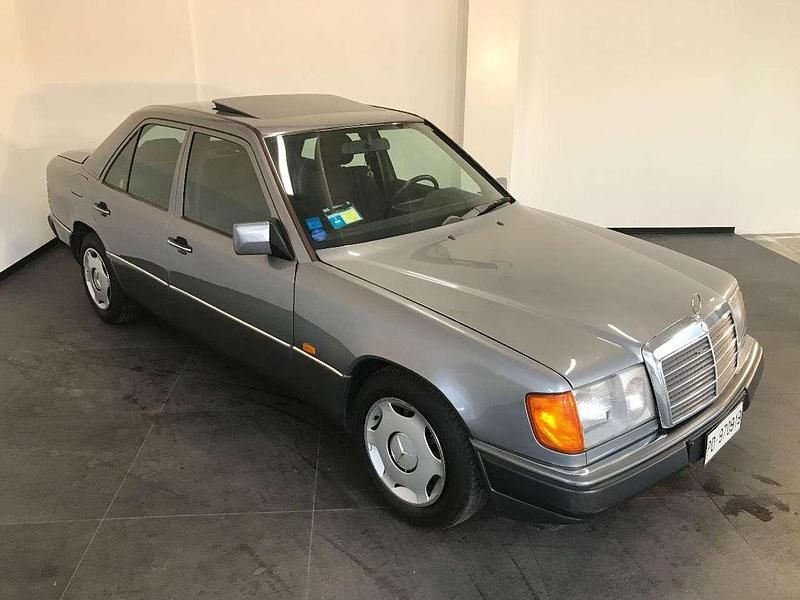 Usata Mercedes E200 122 CV (89 kW) 1989 Grigio Berlina