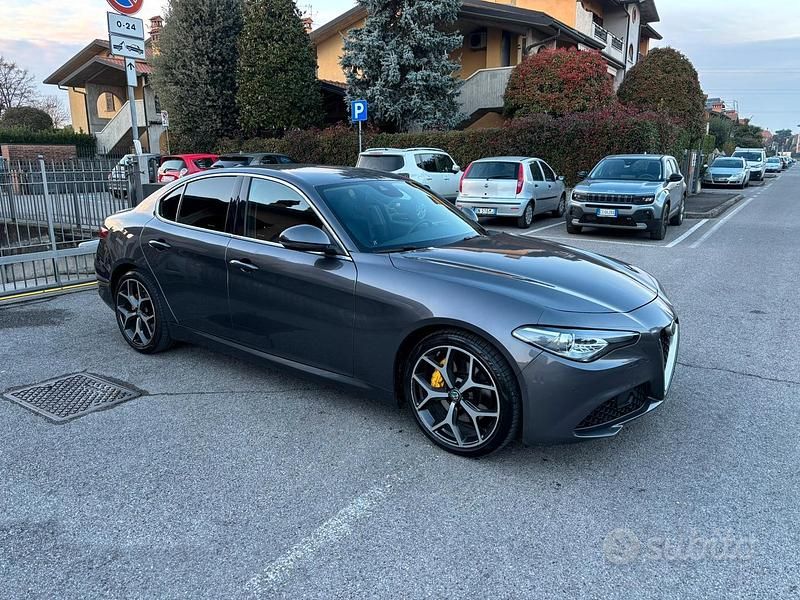 Grigio Usata 2019 Alfa Romeo Giulia Super Tre volumi | 14.900 € (Super prezzo) - Immagine 1/4