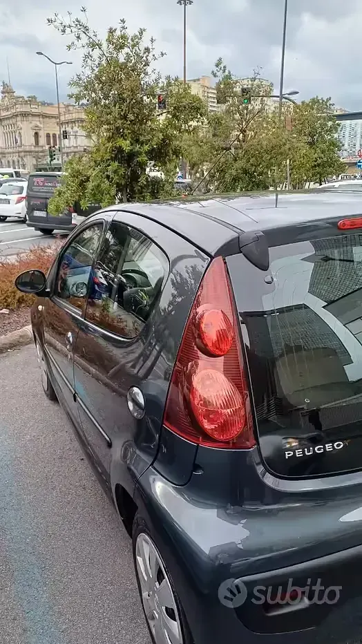 Usata Peugeot 107 68 CV (50 kW) 2012 Grigio Utilitaria